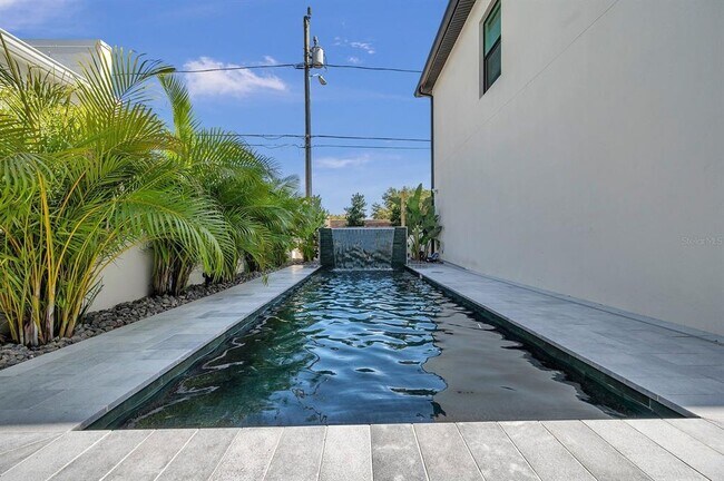 Building Photo - 2220 2nd Ave N