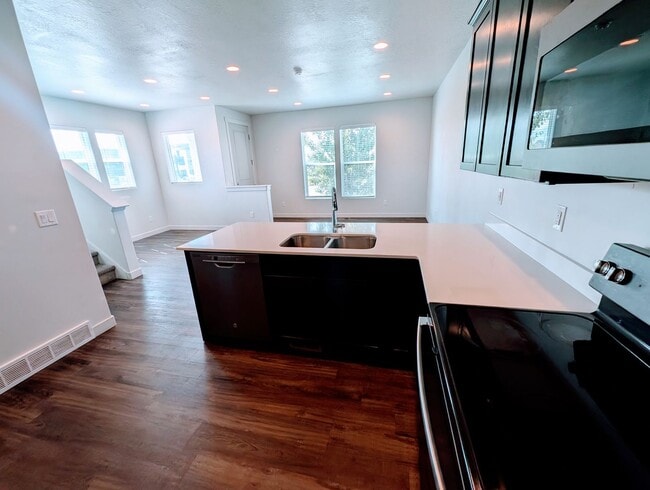 Building Photo - Gorgeous Townhome!!!