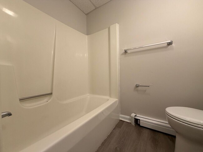 Building Photo - 137 Midland St