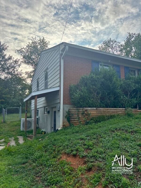 Building Photo - 1210 Agnese St