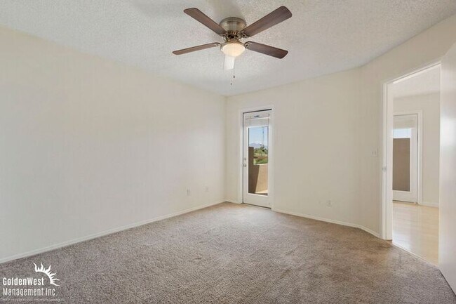 Building Photo - Beautiful 2Bda 2Ba Condo with Fireplace in Scottsdale!