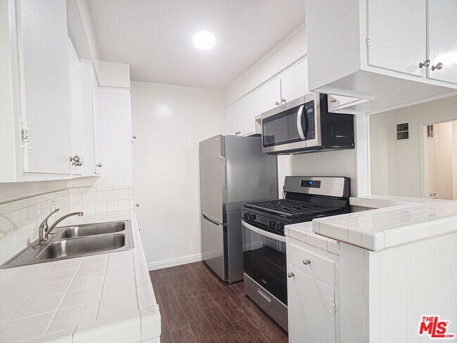 Building Photo - 453 N Kingsley Dr