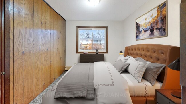 Building Photo - SPACIOUS ONE BEDROOM UNIT, GREAT LOCATION ...