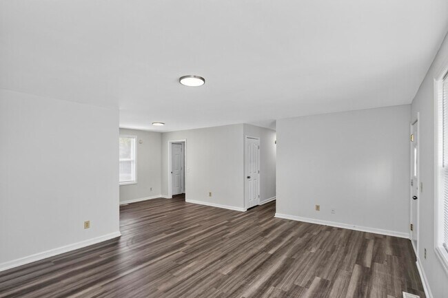 Building Photo - 1009 Lynndale Dr