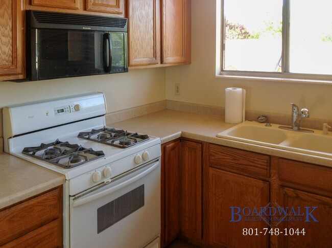 Building Photo - Exceptional Pet Friendly 5 Bedroom Home in...