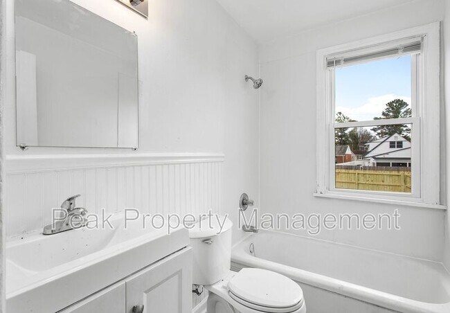 Building Photo - 501 Hazelhurst Ave