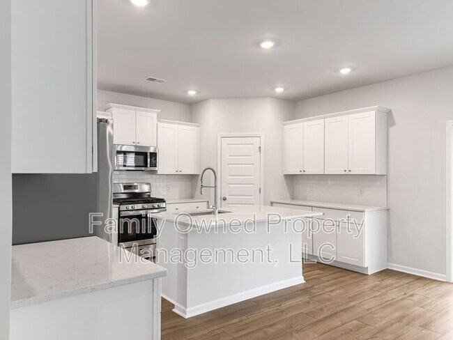 Building Photo - 2048 Longhorn Ln