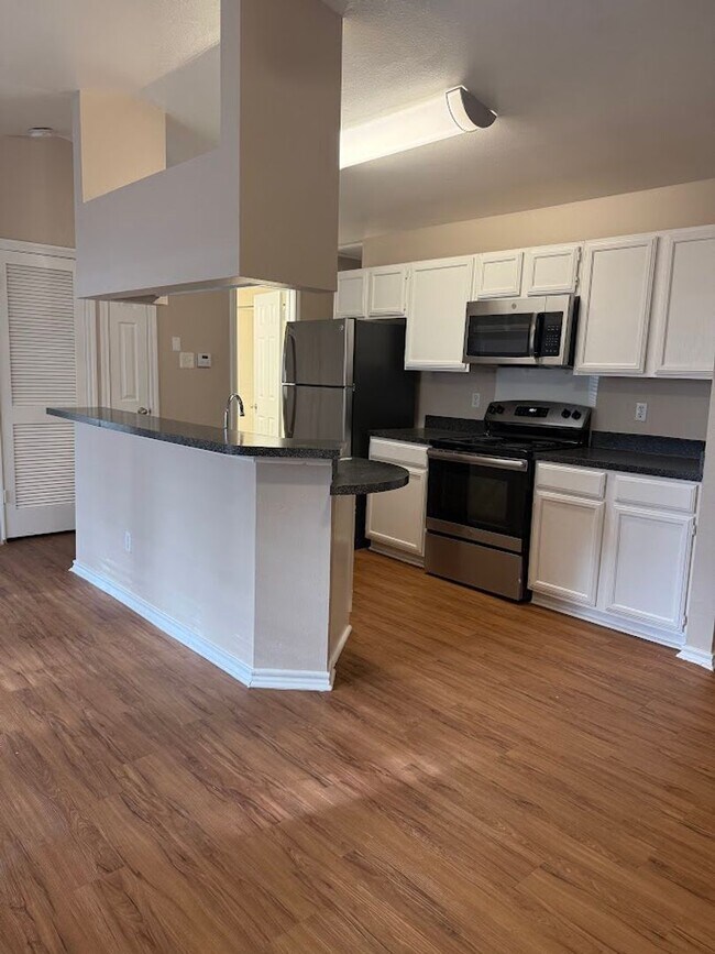 Building Photo - Awesome Huge 1 BD with Garage - Dog Park - Resort Pool - $1195