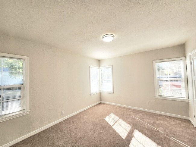 Building Photo - two bedroom duplex