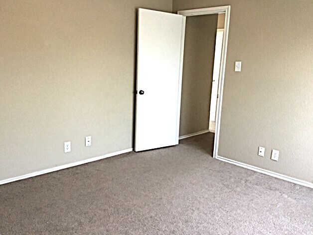 Building Photo - 2947 Donnell Dr