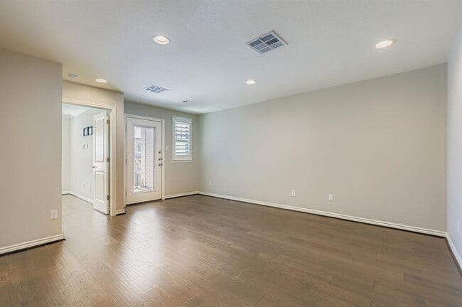 Building Photo - 1213 Highknoll Ln