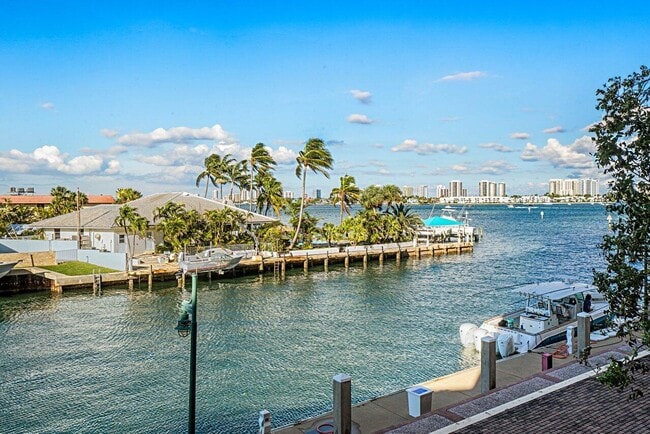 Building Photo - 2650 Lake Shore Dr