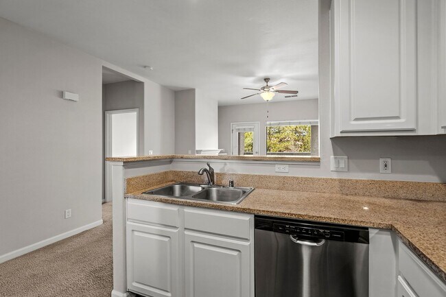 Building Photo - Beautiful 2-bedroom, 2 bath Condo in Gated...