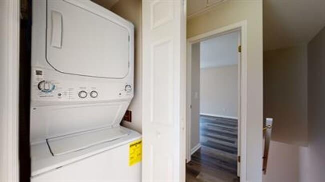 Building Photo - 2 Bedroom 2.5 Bath Townhouse