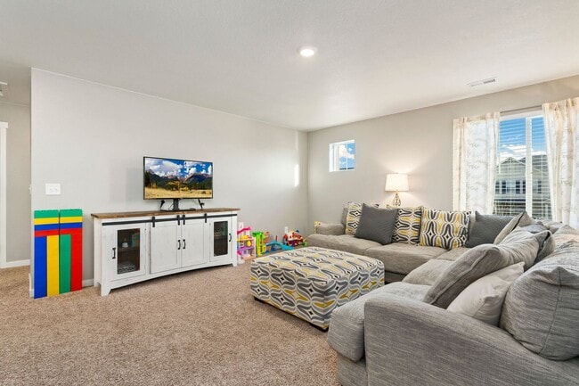 Building Photo - 4 Bedroom Overlooking Orchard in Windsor