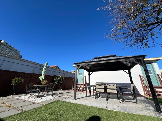 Building Photo - Home minutes from the beach