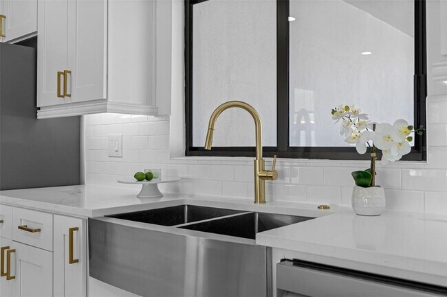 Building Photo - 475 115th Ave