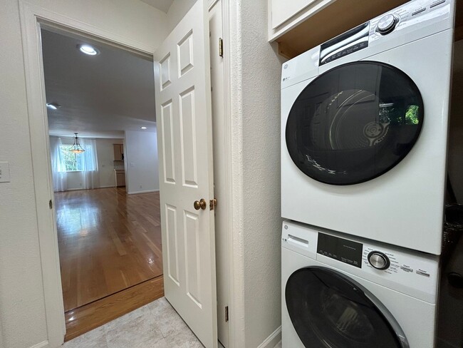 Building Photo - 2 Bed, 2.5 Bath Walnut Creek Home – Peacef...