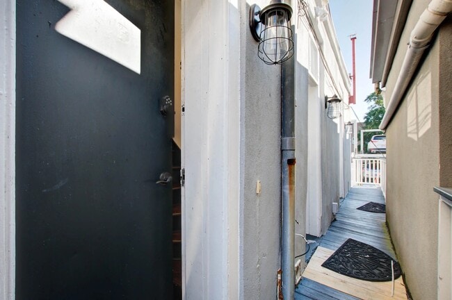 Building Photo - 342 King St