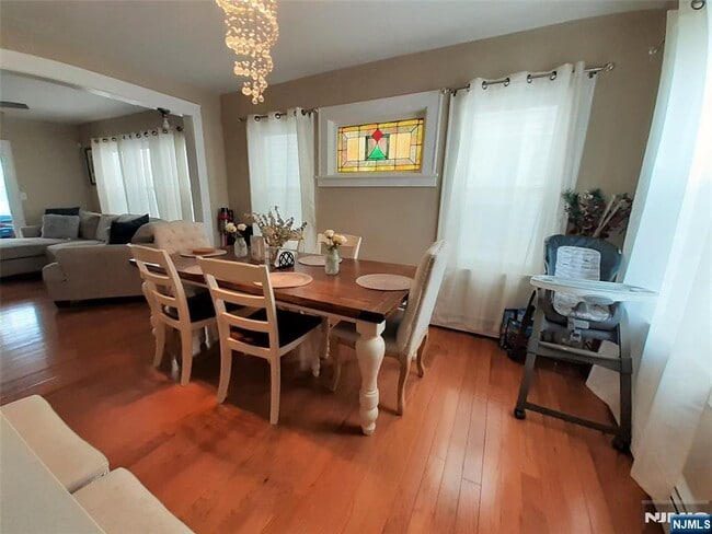 Building Photo - 98 Willard St