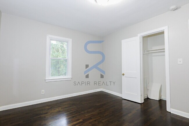 Building Photo - 1123 Graymont Dr SW