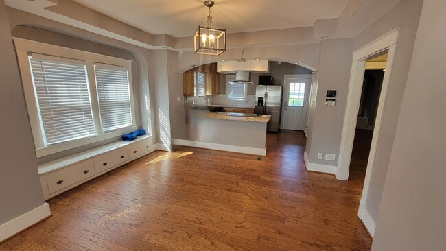 Building Photo - Renovated 3 Bedroom 3 Bathroom
