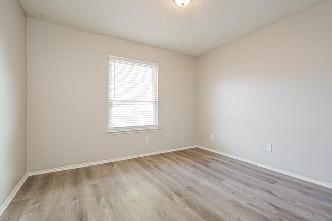 Building Photo - 7401 Meadow Creek Dr