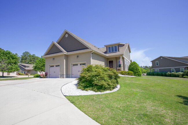 Building Photo - Charming End-Unit Townhome in Southern Pines
