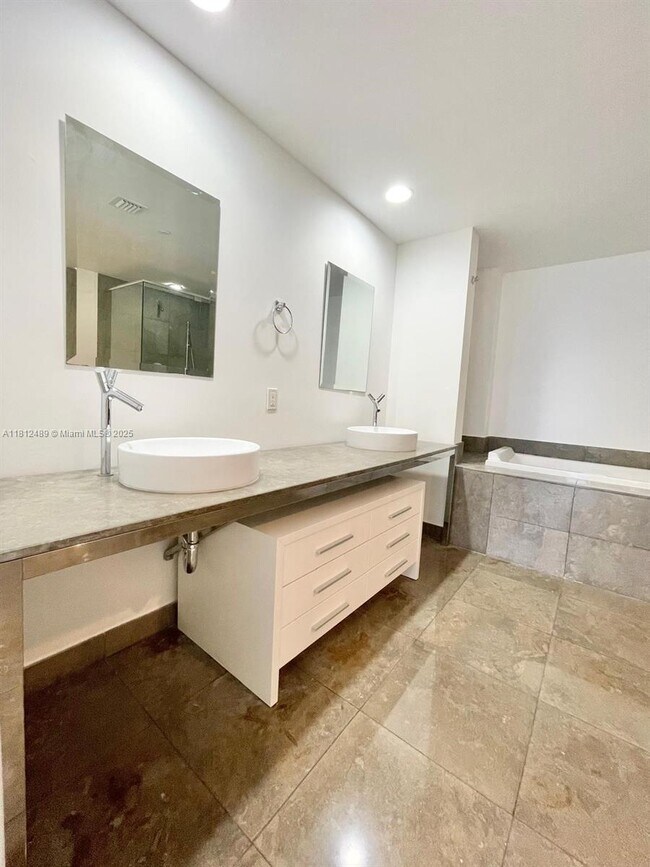 Building Photo - 475 Brickell Ave