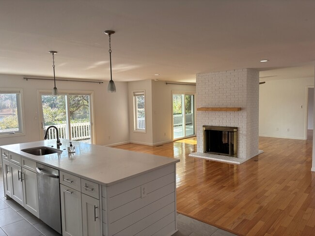 Building Photo - 60 Gingham Ln