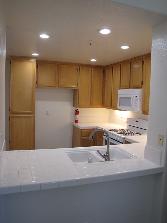 Building Photo - Beautifully upgraded condo in the fantasti...