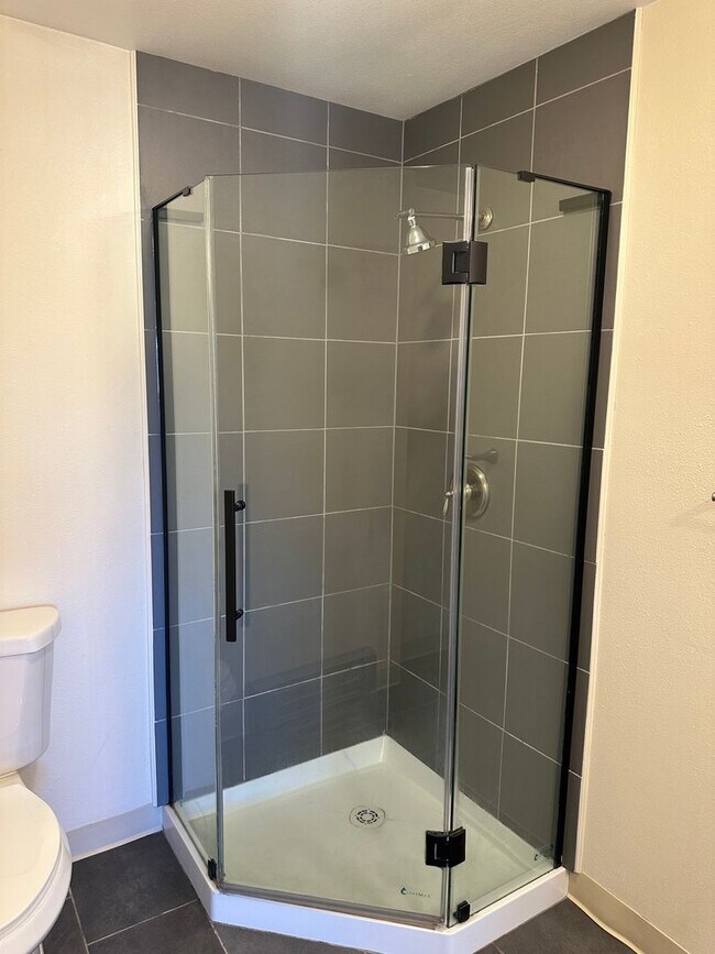 Building Photo - Large 3 bedroom 2.5 bath duplex with a gar...