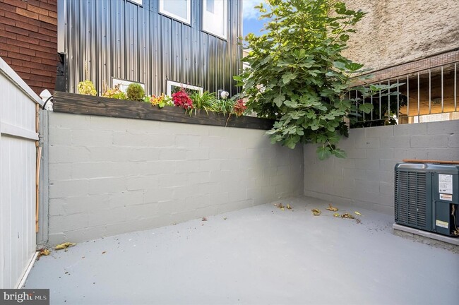 Building Photo - 2033 N Mascher St