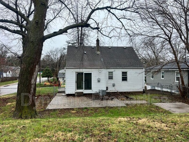 Building Photo - 2537 S 46th Ave