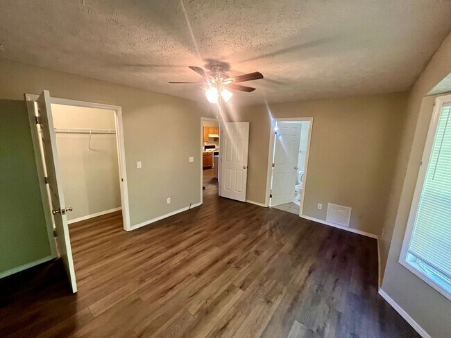 Building Photo - 1327 Carriage Ct
