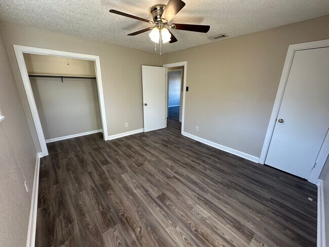 Building Photo - 1921 N Carlyle Ave