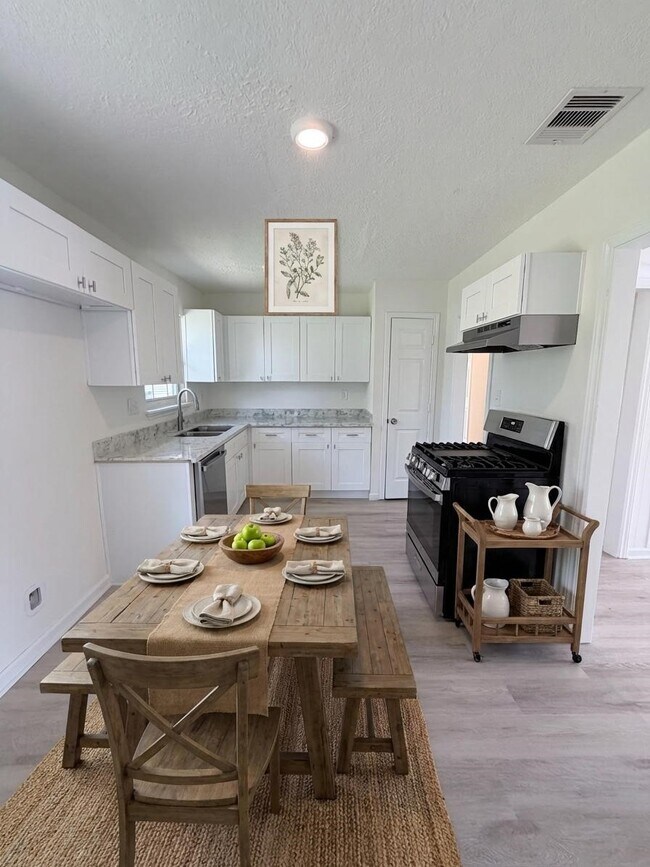 Building Photo - 404 Elaine St