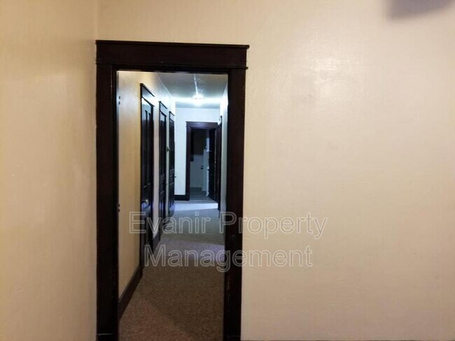 Building Photo - 216 S 6th St