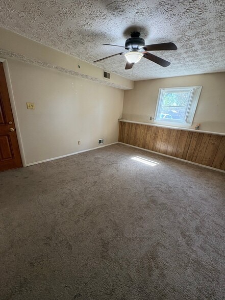 Building Photo - 4564 Dundee Ave