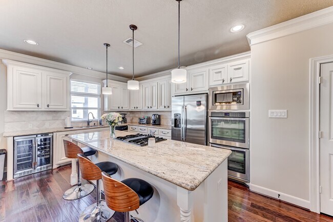 Building Photo - 1325 W 24th St