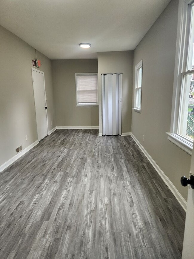 Building Photo - Spacious 7 Bedroom in West Baltimore