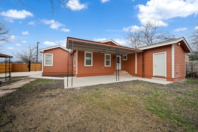 Building Photo - Charming Home Awaits: Spacious & Modern Living in a Prime Location