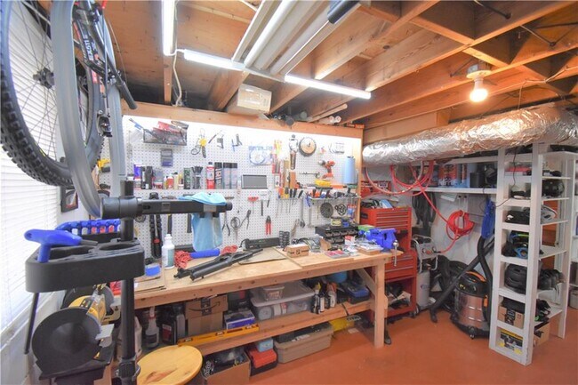 Building Photo - 1726 Mohawk Pl SE