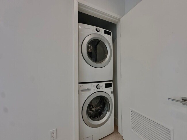 Building Photo - 5953 Saturn St