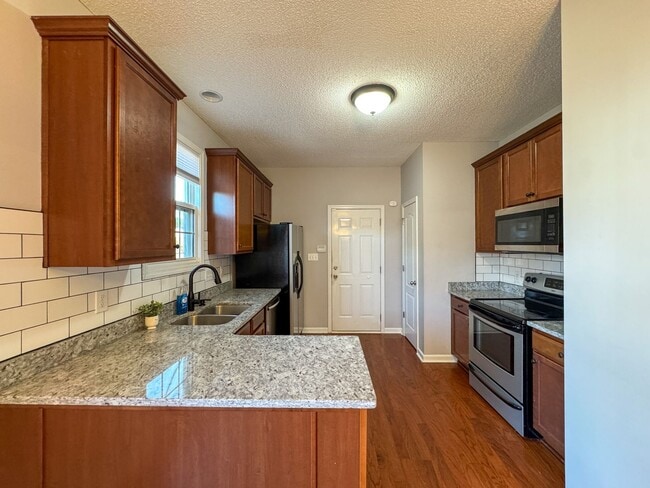 Building Photo - Beautiful 4 Bed 2.5 Bath Home with Fenced Backyard