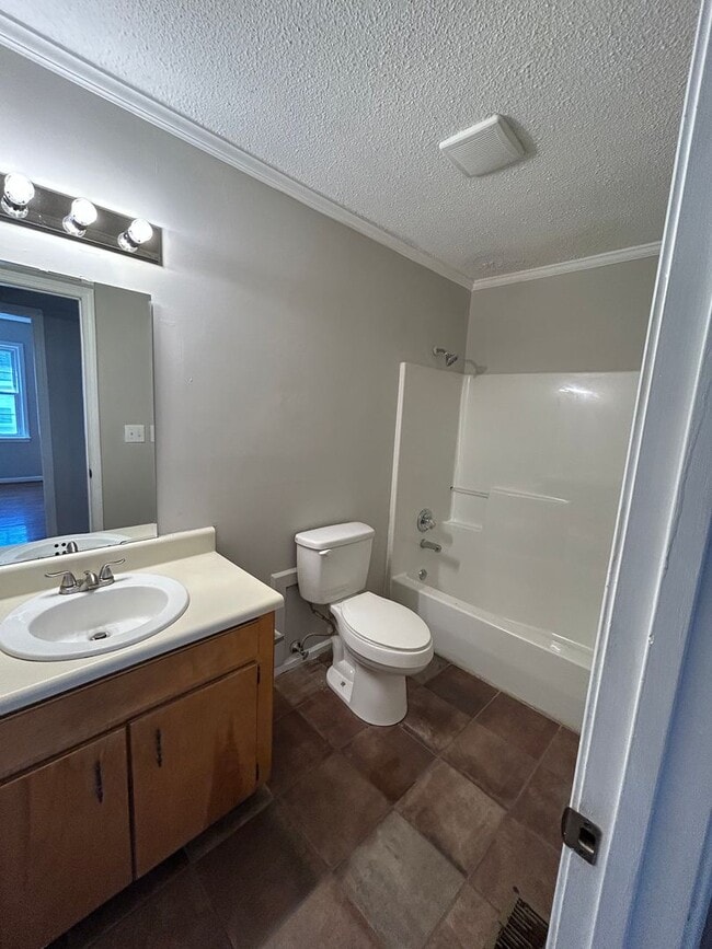 Building Photo - 609 Dunbar St