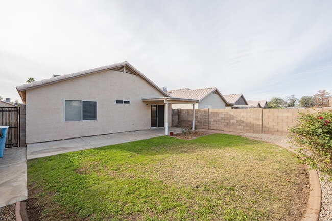 Building Photo - 10864 W Devonshire Ave