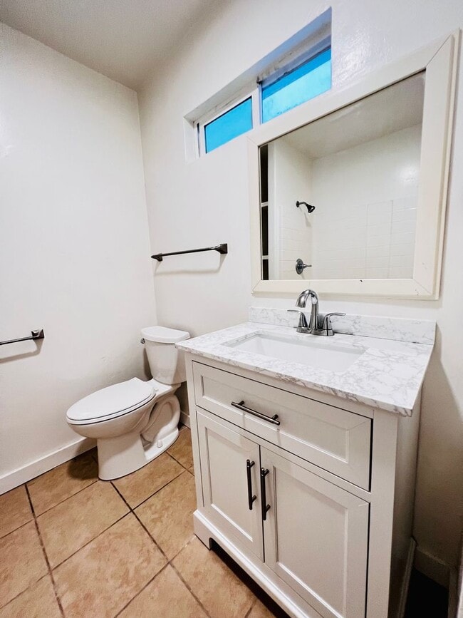 Building Photo - Charming Vintage Long Beach Bungalow – Walk to the Beach!