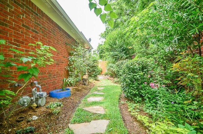 Building Photo - 46 Grants Lake Cir