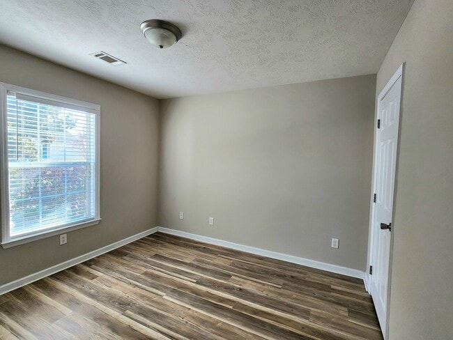 Building Photo - Like New Townhome